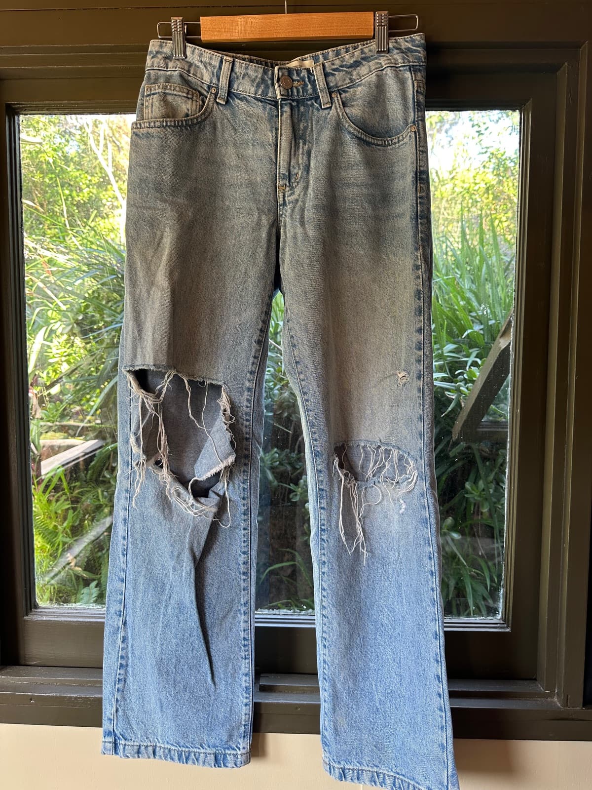 Low rise ripped jeans