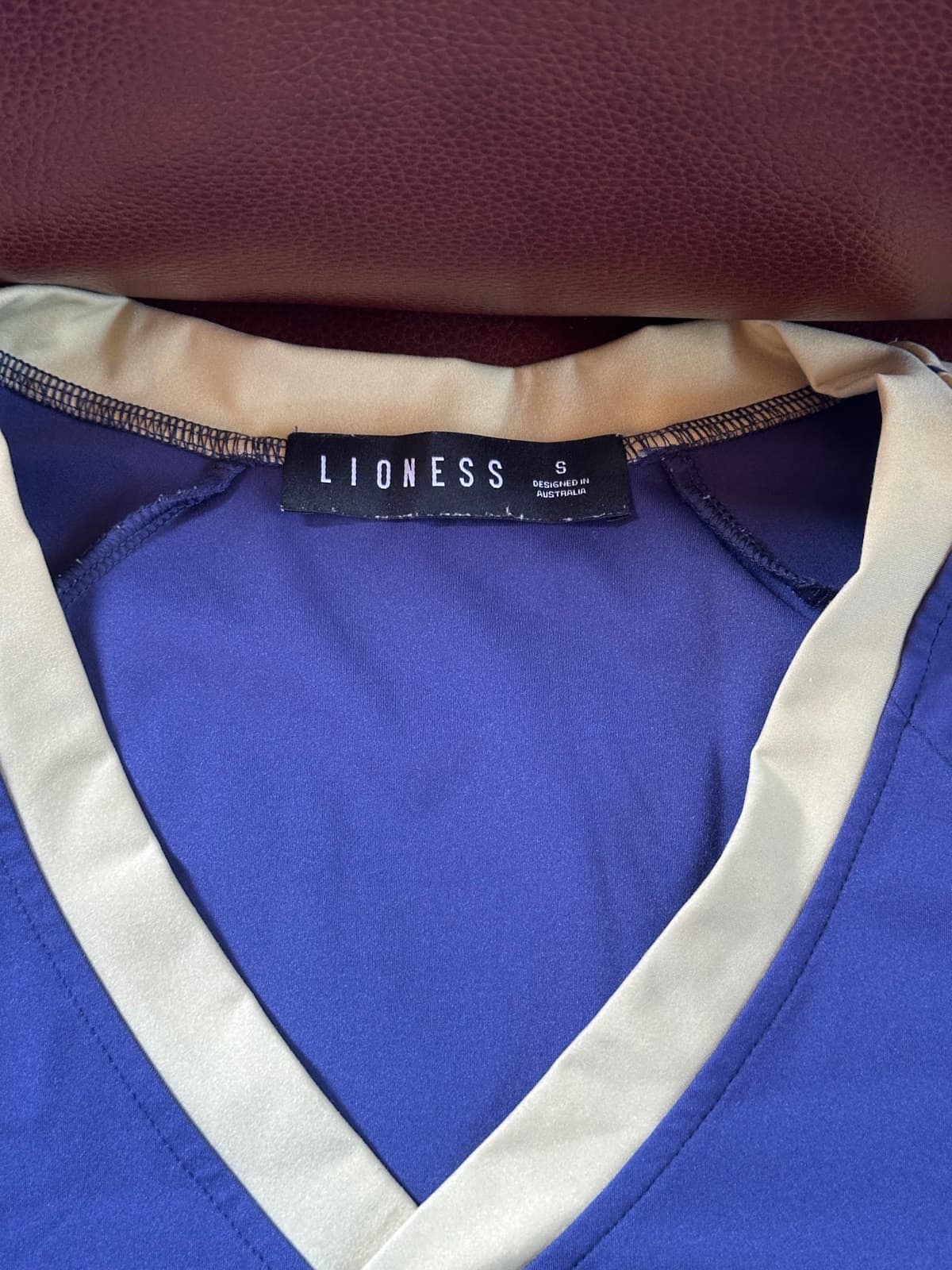 Lioness V neck tee — image 3