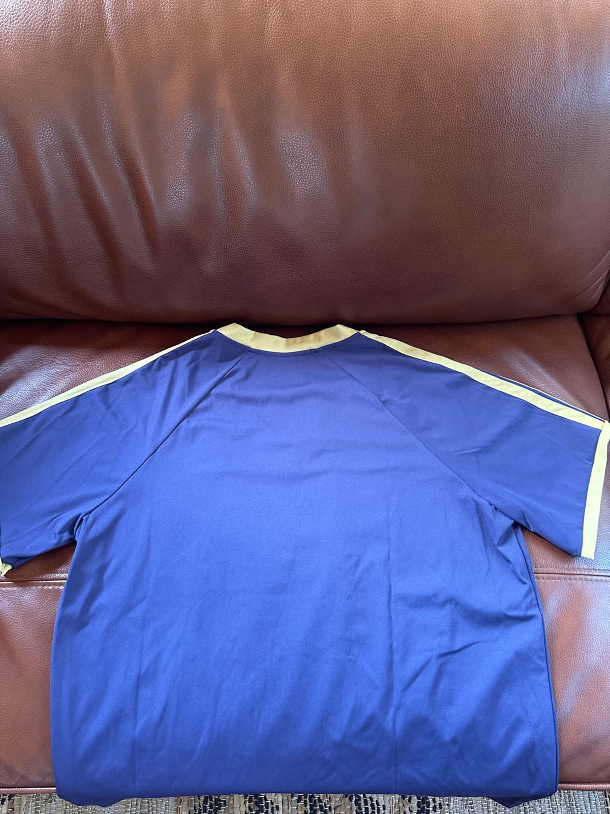 Lioness V neck tee — image 4