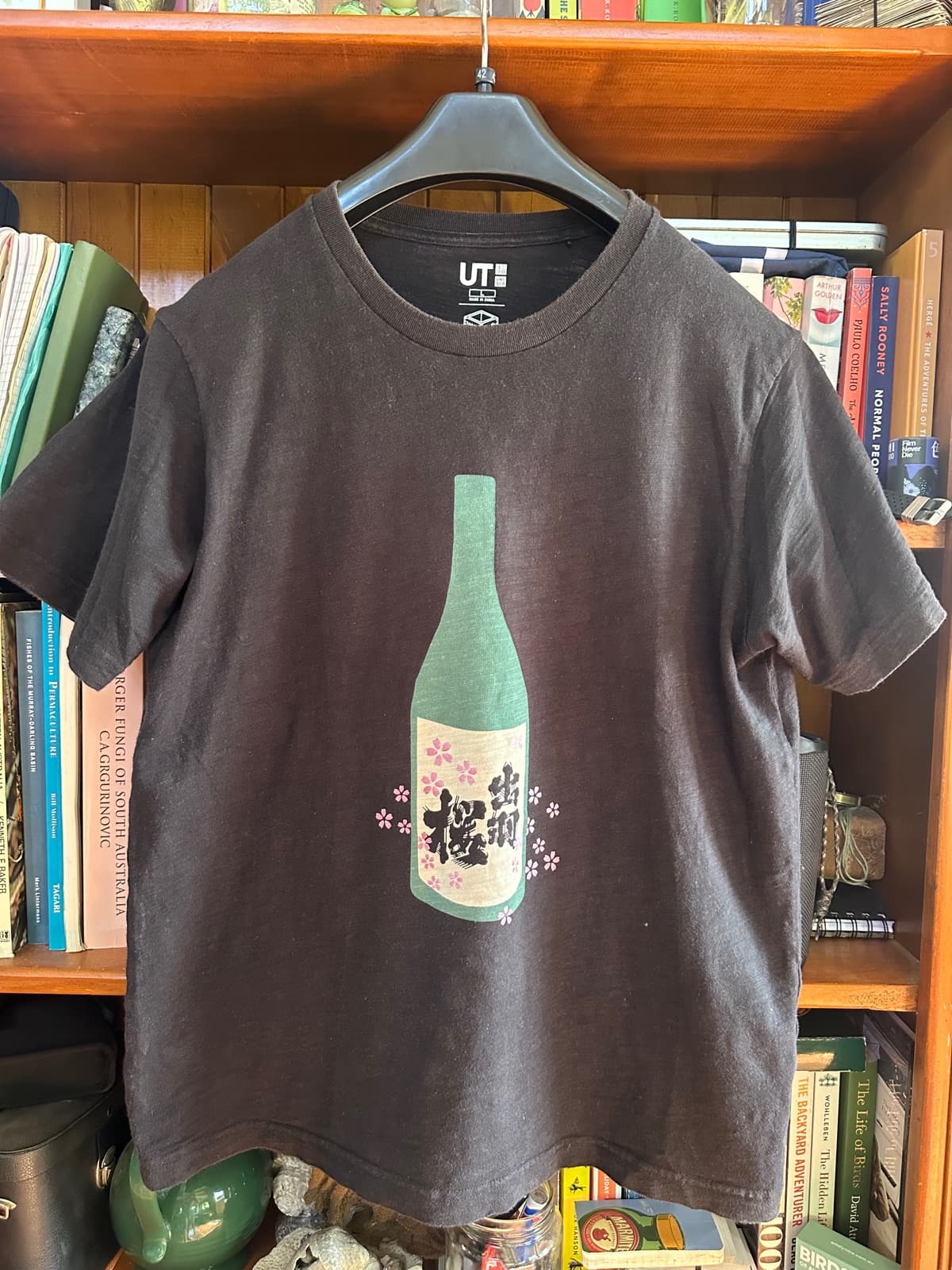 Black sake bottle tee
