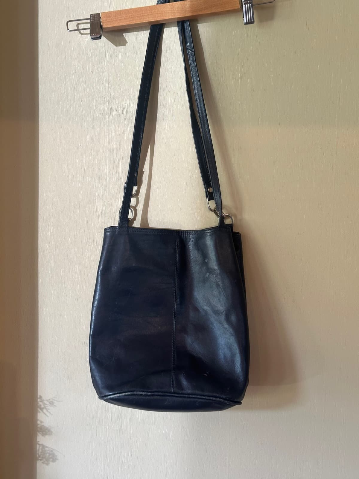 Vintage leather shoulder bag