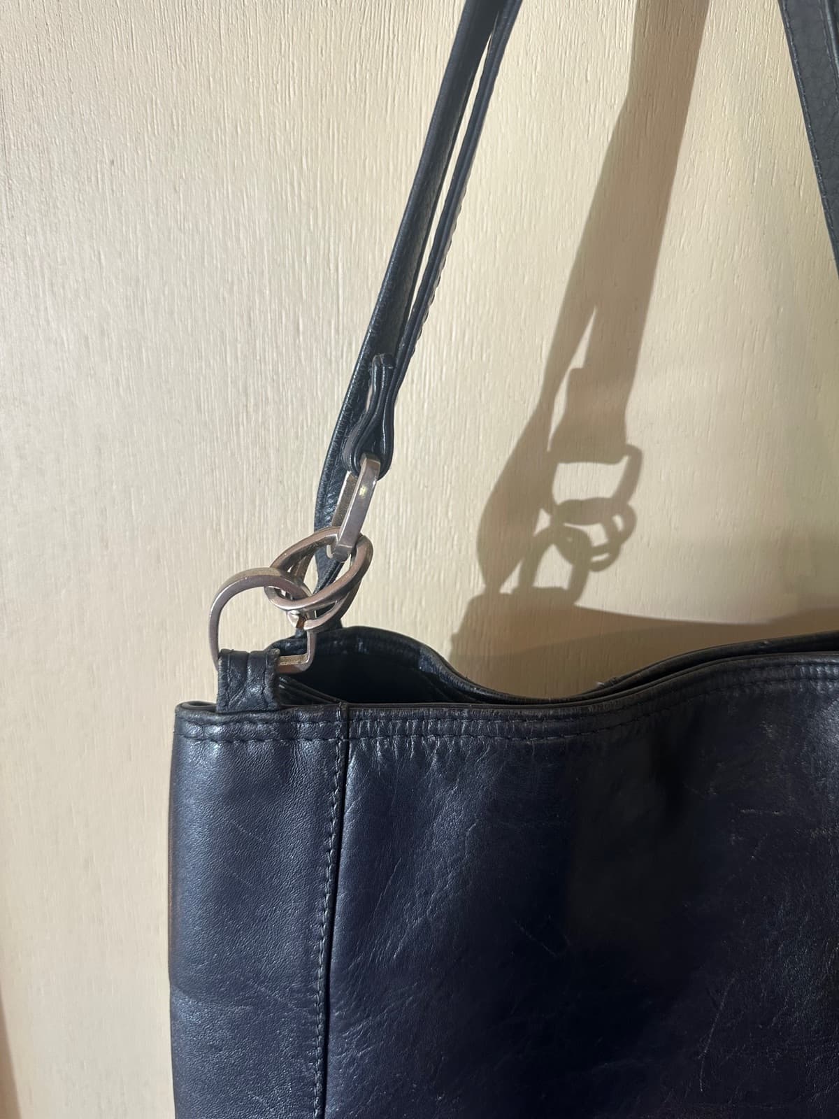 Vintage leather shoulder bag — image 4